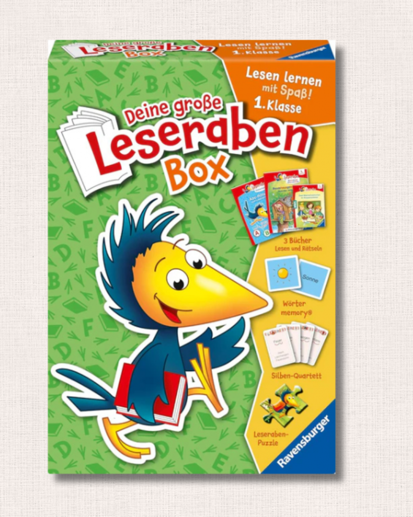 Leseraben Box „Lesen lernen mit Spaß“ mit Erstlesebüchern, Spielen und Stickern für Kinder in der 1. Klasse.
